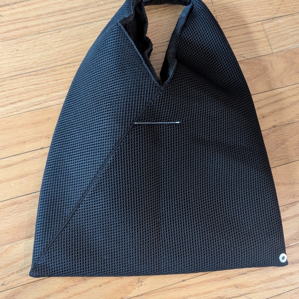 MM6 triangle Tote